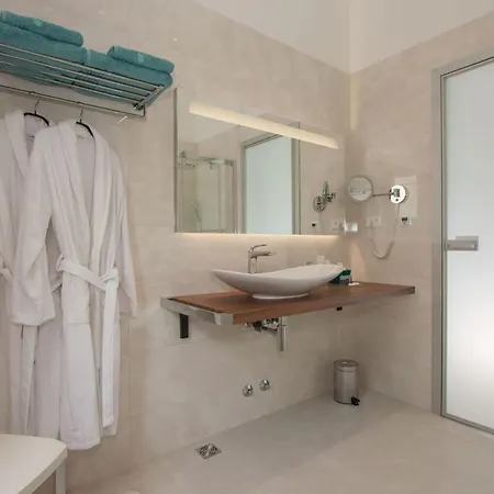 Luxury Seafront Supreme With Private Pool, Jacuzzi, Sauna And Gym At The Beach In - Brac Villa *