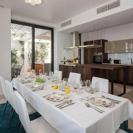 Luxury Seafront Supreme With Private Pool, Jacuzzi, Sauna And Gym At The Beach In - Brac Villa Sutivan
