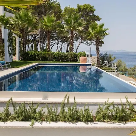 Luxury Seafront Supreme With Private Pool, Jacuzzi, Sauna And Gym At The Beach In - Brac