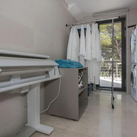 Villa Luxury Seafront Supreme With Private Pool, Jacuzzi, Sauna And Gym At The Beach In - Brac