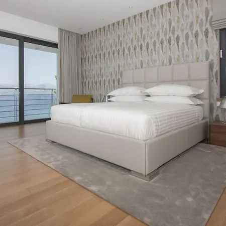 Luxury Seafront Supreme With Private Pool, Jacuzzi, Sauna And Gym At The Beach In - Brac Villa