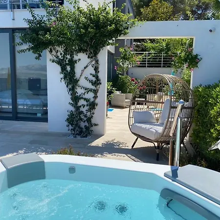 Luxury Seafront Supreme With Private Pool, Jacuzzi, Sauna And Gym At The Beach In - Brac *