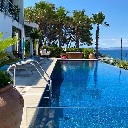 빌라 Luxury Seafront Supreme With Private Pool, Jacuzzi, Sauna And Gym At The Beach In - Brac *