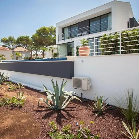 Luxury Seafront Supreme With Private Pool, Jacuzzi, Sauna And Gym At The Beach In - Brac 빌라