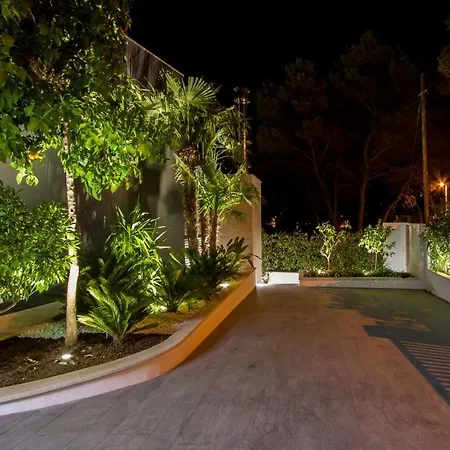빌라 Luxury Seafront Supreme With Private Pool, Jacuzzi, Sauna And Gym At The Beach In - Brac *