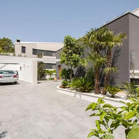 Luxury Seafront Supreme With Private Pool, Jacuzzi, Sauna And Gym At The Beach In - Brac 수티반