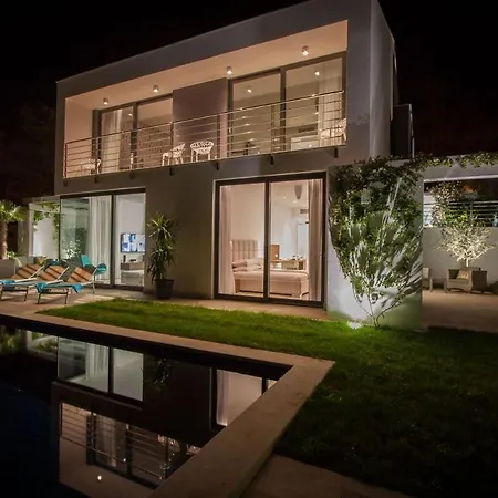Luxury Seafront Supreme With Private Pool, Jacuzzi, Sauna And Gym At The Beach In - Brac 수티반