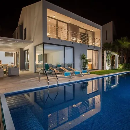 Luxury Seafront Supreme With Private Pool, Jacuzzi, Sauna And Gym At The Beach In - Brac 빌라 수티반
