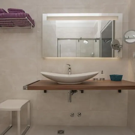 Luxury Seafront Supreme With Private Pool, Jacuzzi, Sauna And Gym At The Beach In - Brac 수티반