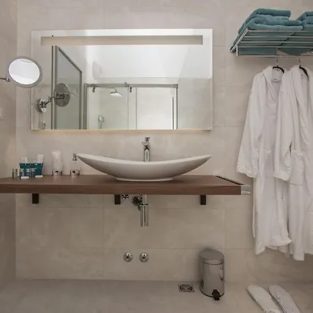 Luxury Seafront Supreme With Private Pool, Jacuzzi, Sauna And Gym At The Beach In - Brac 수티반