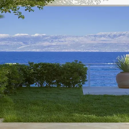 Luxury Seafront Supreme With Private Pool, Jacuzzi, Sauna And Gym At The Beach In - Brac *