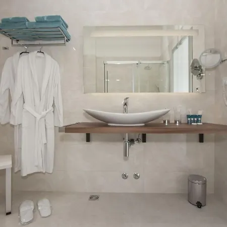 빌라 Luxury Seafront Supreme With Private Pool, Jacuzzi, Sauna And Gym At The Beach In - Brac 수티반