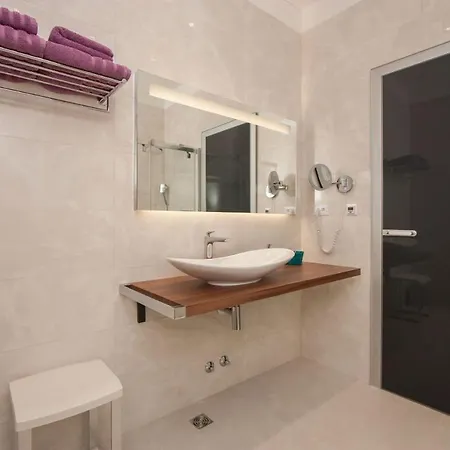 Luxury Seafront Supreme With Private Pool, Jacuzzi, Sauna And Gym At The Beach In - Brac *