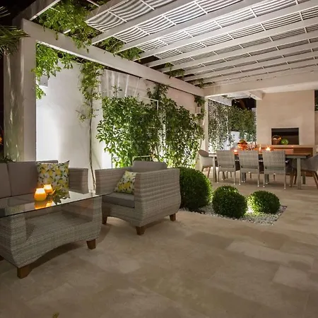 Luxury Seafront Supreme With Private Pool, Jacuzzi, Sauna And Gym At The Beach In - Brac 빌라 *