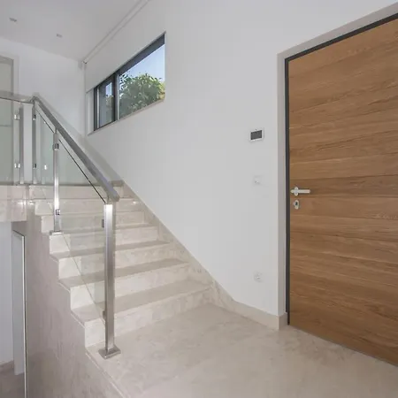 Luxury Seafront Supreme With Private Pool, Jacuzzi, Sauna And Gym At The Beach In - Brac 빌라 수티반