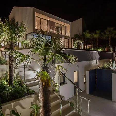Luxury Seafront Supreme With Private Pool, Jacuzzi, Sauna And Gym At The Beach In - Brac