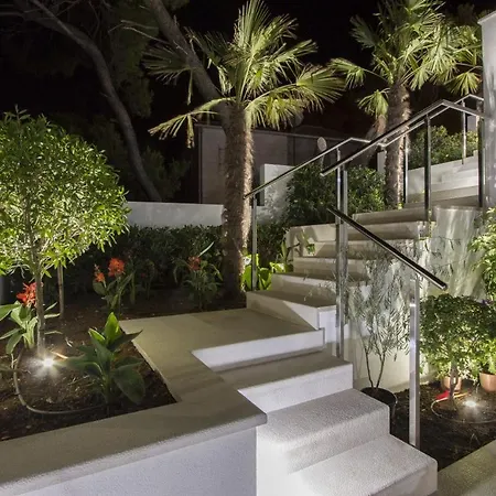 빌라 Luxury Seafront Supreme With Private Pool, Jacuzzi, Sauna And Gym At The Beach In - Brac 수티반