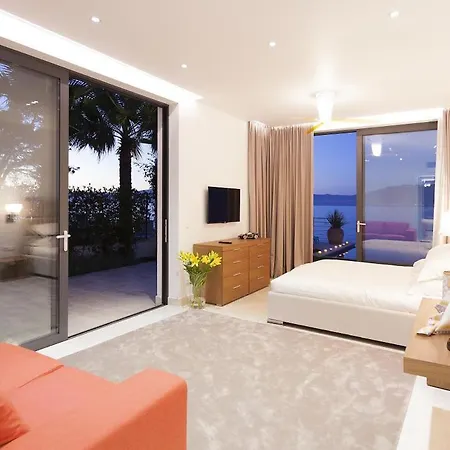 빌라 Luxury Seafront Supreme With Private Pool, Jacuzzi, Sauna And Gym At The Beach In - Brac