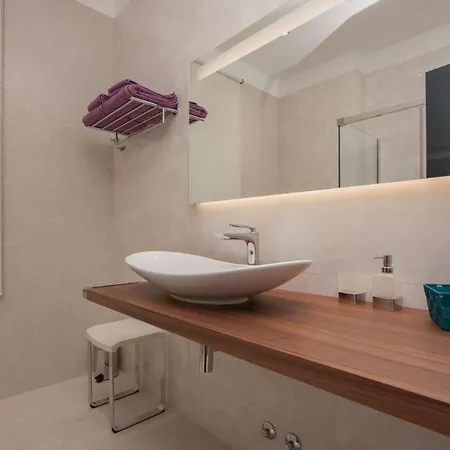 Luxury Seafront Supreme With Private Pool, Jacuzzi, Sauna And Gym At The Beach In - Brac